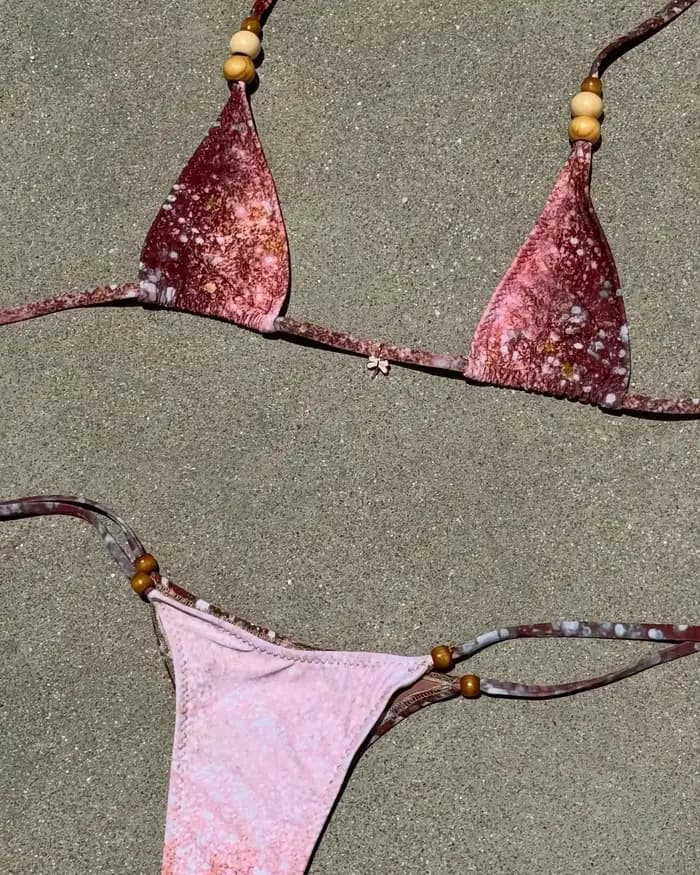 Maillot de bain deux pièces pour femme 2026, motif marbré rose avec bretelles perlées, idéal pour la plage et les soirées à la piscine, escapades estivales