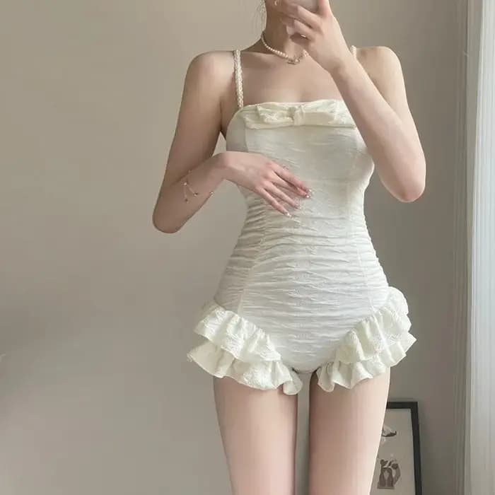 Maillot de bain une pièce blanc élégant avec bretelles perlées