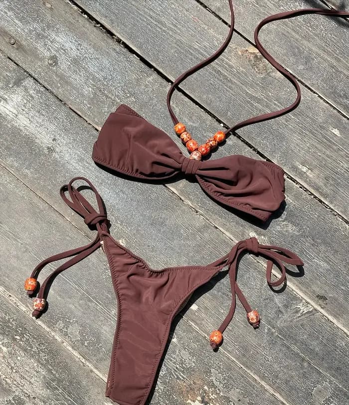 Maillot de bain deux pièces pour femme 2026, motif marbré rose avec bretelles perlées, idéal pour la plage et les soirées à la piscine, escapades estivales