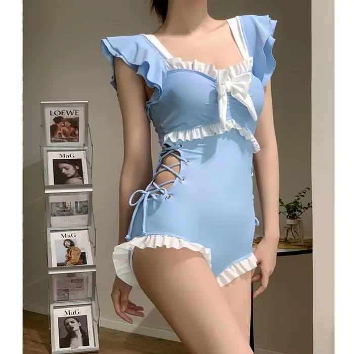 Maillot de bain une pièce bleu clair à volants avec nœud sur le devant et laçage latéral, coupe modeste pour la plage et les vacances à la piscine