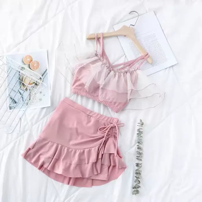 Maillot de bain deux pièces coupe ajustée avec jupe évasée, volants bouffants, épaules dénudées et dentelle, tenue de plage