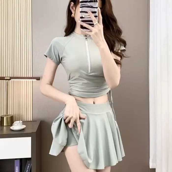 Ensemble de maillot de bain athlétique deux pièces avec haut à manches courtes à demi-zip et jupe froncée à nouer sur