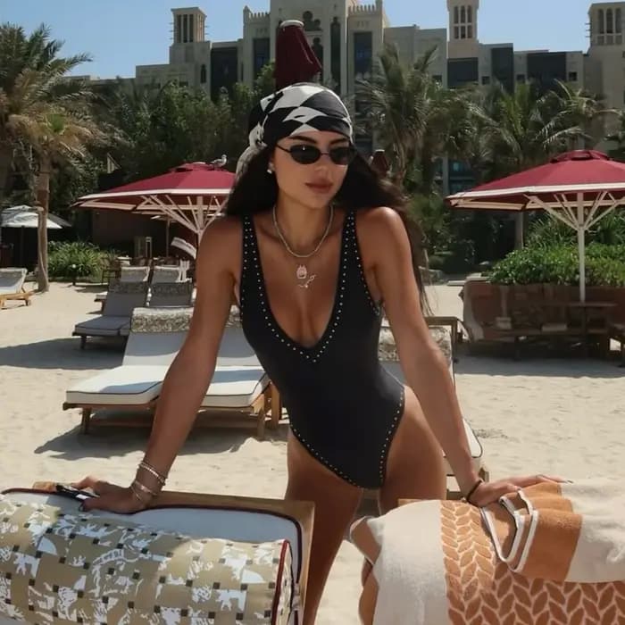 Maillot de bain une pièce sexy à col en V profond pour femme, avec détails rivets, style mode, body de luxe, tenue de plage féminine