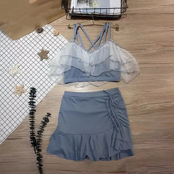 Maillot de bain deux pièces coupe ajustée avec jupe évasée, volants bouffants, épaules dénudées et dentelle, tenue de plage
