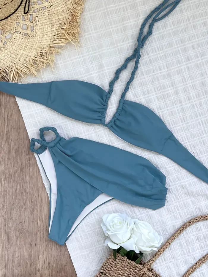 2025 Nouvel ensemble bikini sexy bordeaux avec détails dorés - Haut bandeau avec bas coupe haute, parfait pour les fêtes d'été sur la plage et la piscine