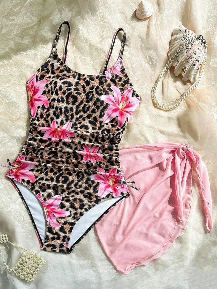 Maillot de bain 3 pièces imprimé léopard pour enfants avec bretelles spaghetti, cordon de serrage latéral et paréo en maille rose